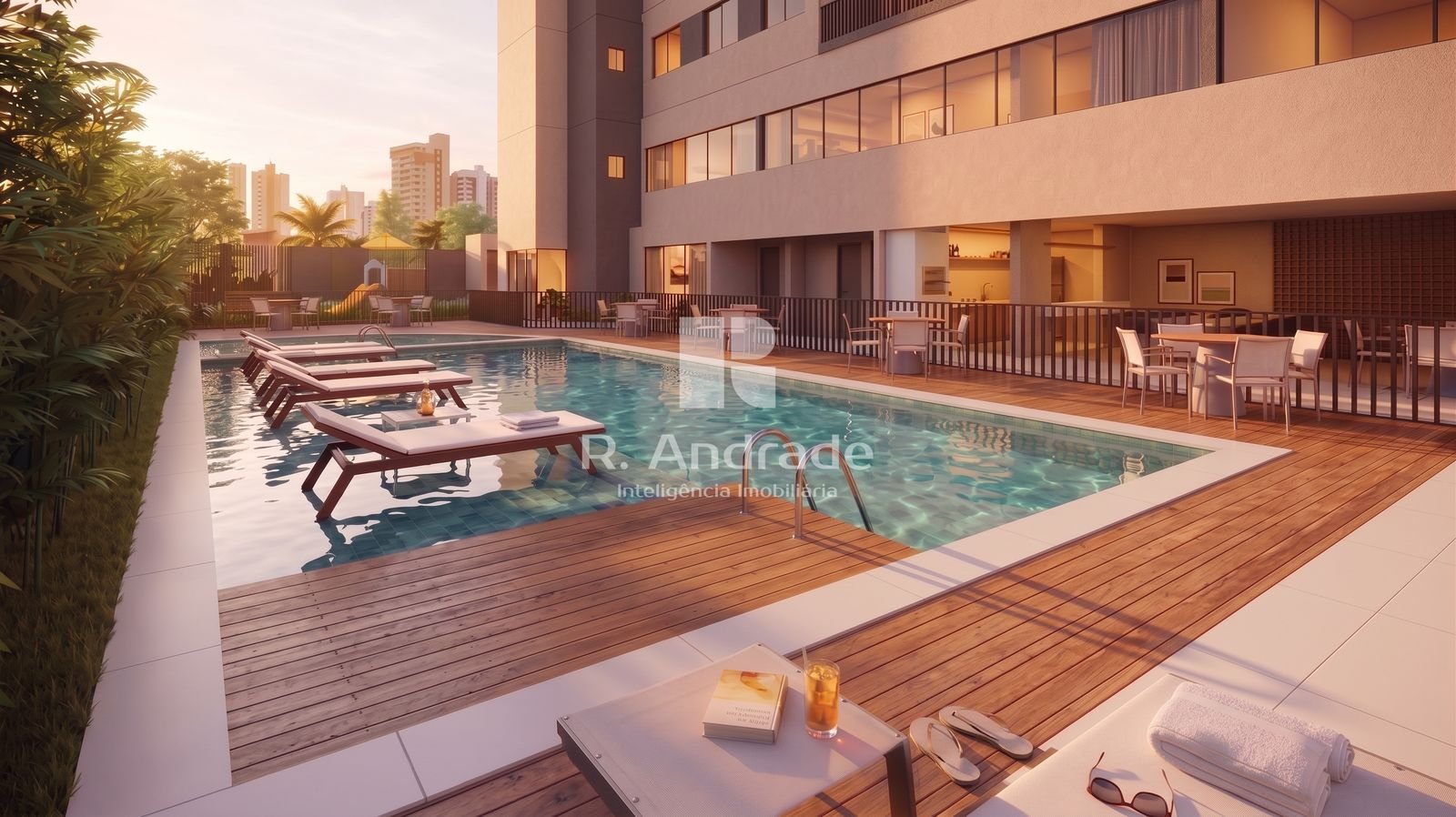 Perspectiva da piscina adulta com deck de madeira, espreguiçadeiras dentro d'água e mesas ao lado do salão